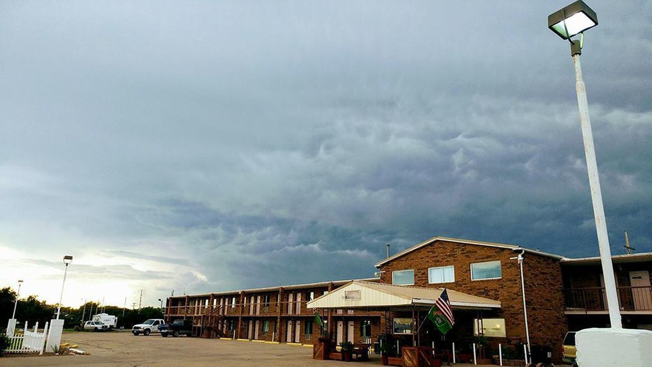 Kansas Country Inn Oakley Exterior foto